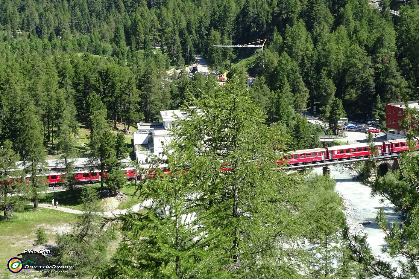 17 Passa il trenino del Bernina Express.JPG